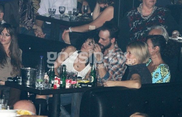 Σολωμού-Μουζουράκης: Πειράγματα και αγκαλιές σε νυχτερινή τους έξοδο