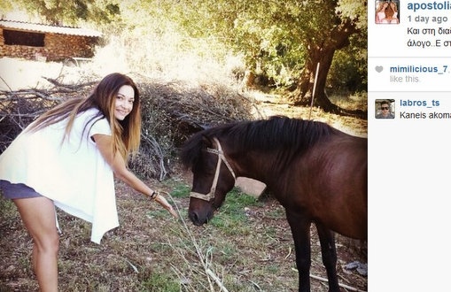Η συνάντηση της Αποστολίας με ένα…baby άλογο!