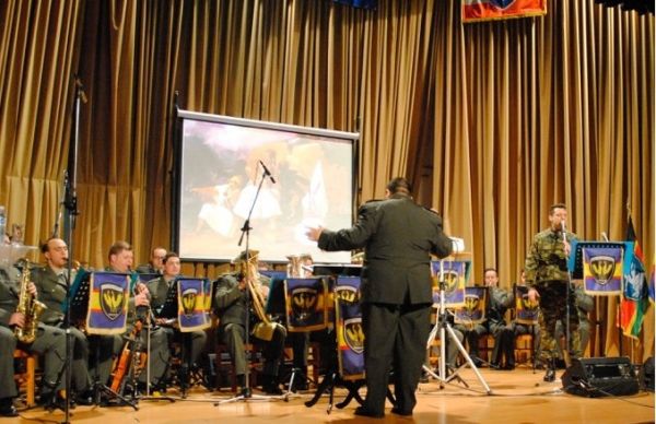 Δείτε τον Αργυρό στα χακί να τραγουδά για την 25η Μαρτίου