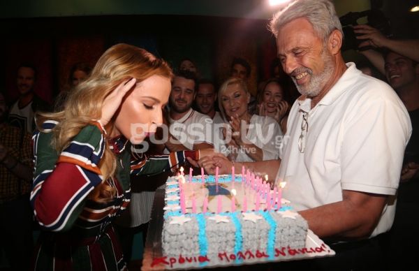 Ο πατέρας της πήγε στο θέατρο με τούρτα για τα γενέθλιά της...