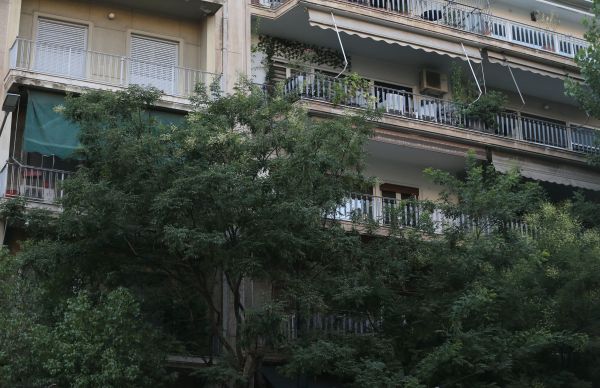 ΦΩΤΙΑ ΣΕ ΠΟΛΥΚΑΤΟΙΚΙΑ ΣΤΑ ΠΑΤΗΣΙΑ ΠΟΥ ΣΤΕΓΑΖΕΤΕ ΤΟ ΔΙΑΜΕΡΙΣΜΑ ΤΟΥ ΗΘΟΠΟΙΟΥ ΠΕΤΡΟ ΦΙΛΙΠΠΙΔΗ