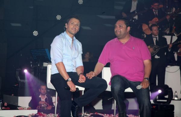 Ο Διονυσίου στο μικρόφωνο και ο Βέρτης στο μπουζούκι