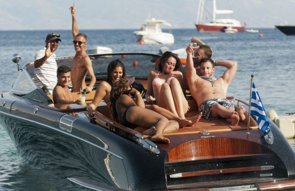 Οι DSquared2 και φέτος διακοπές στο αγαπημένο τους νησί των Ανέμων