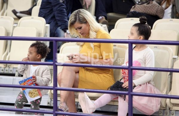 Μπήκε στο γήπεδο και «πάγωσαν» με την σέξι της εμφάνιση