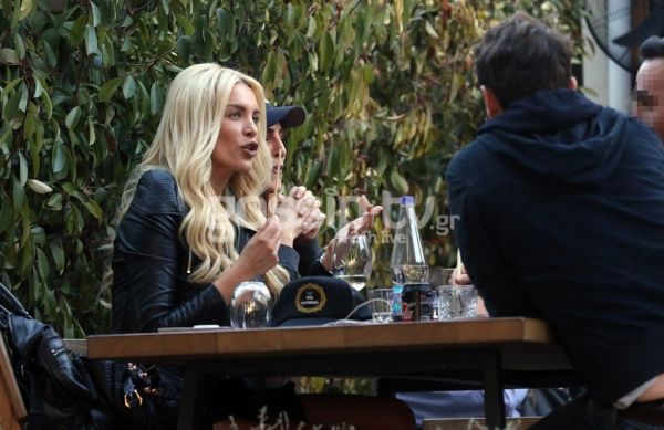 Η σέξι εμφάνιση της Καινούργιου σε έξοδό της και οι γοητευτικοί κύριοι της παρέας της (φωτο)