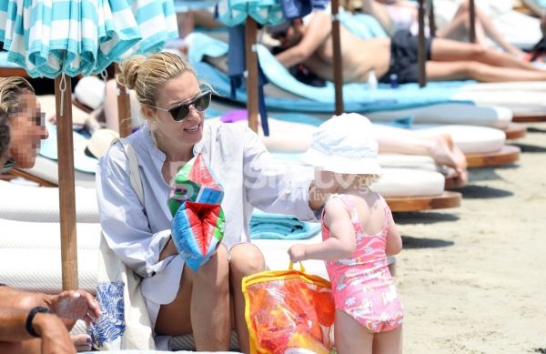 Καγιά –  Κρασσάς: Στην παραλία με την κόρη τους και η συνάντηση με τον Θεοδωρίδη