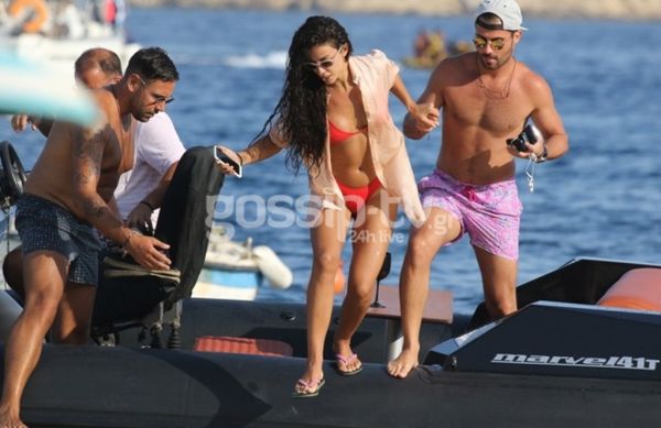 Συννεφιά, βροχές, κρύο… Η Ελένη δεν υπολογίζει τίποτα! Βάζει το κατακόκκινο μπικίνι της και... 