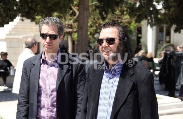 Ράγισαν καρδιές στην κηδεία του Δημήτρη Μητροπάνου