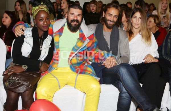 Τεο Θεοδωρίδης: Σε επίδειξη μόδας με φίλους του