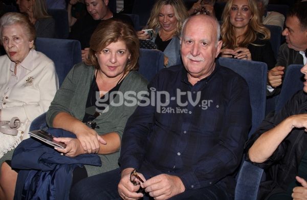 Γιώργος Παπαδάκης: Στο θέατρο αγκαζέ με τη σύζυγό του από τη μια και από την άλλη με την…