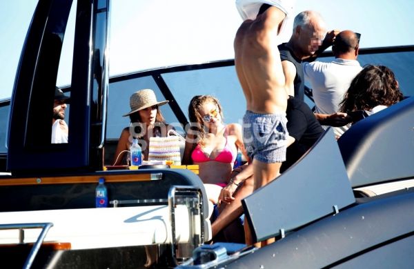 Οι «καυτές» πόζες της Ratajkowski σε σκάφος στην Μύκονο. Τα κλικς με δική σας ευθύνη…