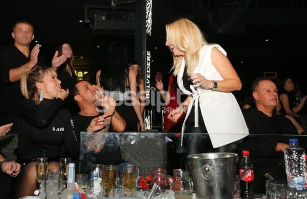 Οι... ζημιές της Μαρίας Μπεκατώρου στα μπουζούκια! (pics)