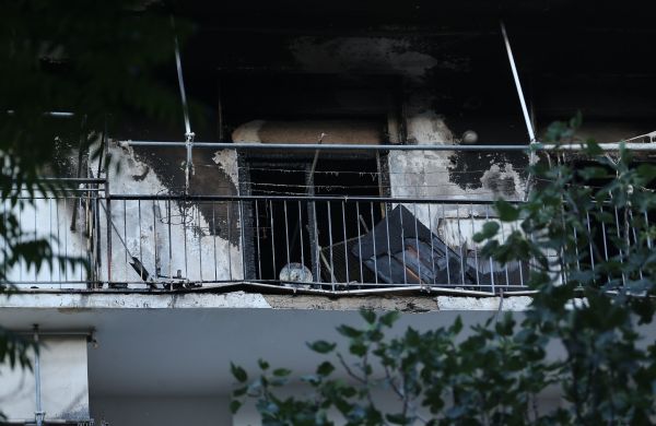 ΦΩΤΙΑ ΣΕ ΠΟΛΥΚΑΤΟΙΚΙΑ ΣΤΑ ΠΑΤΗΣΙΑ ΠΟΥ ΣΤΕΓΑΖΕΤΕ ΤΟ ΔΙΑΜΕΡΙΣΜΑ ΤΟΥ ΗΘΟΠΟΙΟΥ ΠΕΤΡΟ ΦΙΛΙΠΠΙΔΗ