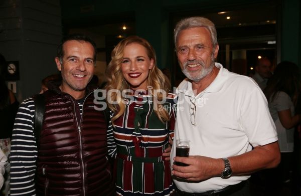 Ο πατέρας της πήγε στο θέατρο με τούρτα για τα γενέθλιά της...