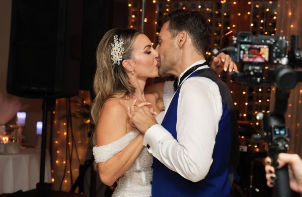 Λαμπερός γάμος για τον αγαπημένο τραγουδιστή Αλέξανδρο Νότα και την καλλονή σύζυγο του