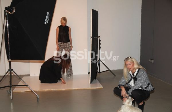 Μαρία Μπακοδήμου: Στα backstage της φωτογράφισης της εορταστικής σειράς ρούχων της συλλογής της
