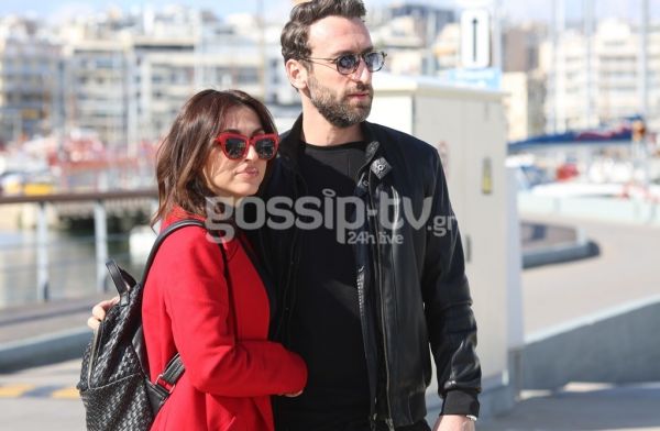 Ερωτευμένη η γνωστή τραγουδίστρια - Βόλτα με τον σύντροφό της στο Πασαλιμάνι