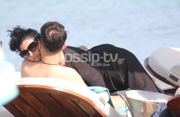 Ασυγκράτητο το ζευγάρι σε παραλία της Μυκόνου