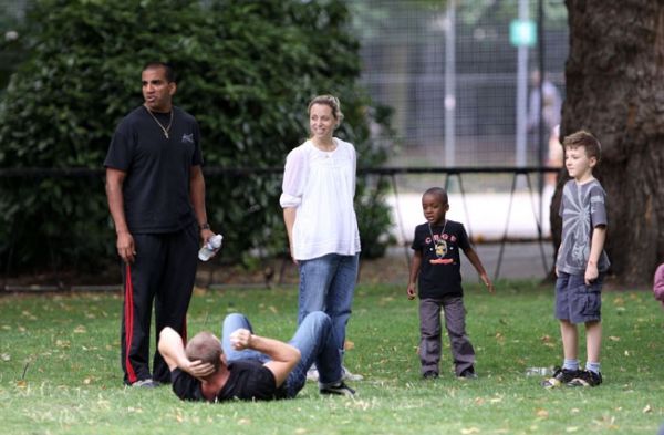 O Guy Ritchie με τους γιους του στο πάρκο