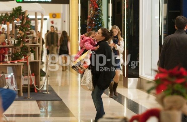 Μαρία Κορινθίου: Χριστουγεννιάτικες αγορές με την κόρη της 