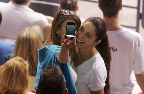 Smile… ποιες κυρίες αυτοφωτογραφίζονται;