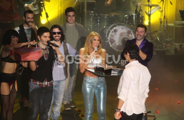 Σάκης Ρουβάς: Φωτογραφίες από το πάρτι-έκπληξη που του ετοίμασαν οι συνεργάτες του 