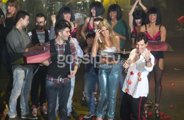 Σάκης Ρουβάς: Φωτογραφίες από το πάρτι-έκπληξη που του ετοίμασαν οι συνεργάτες του 