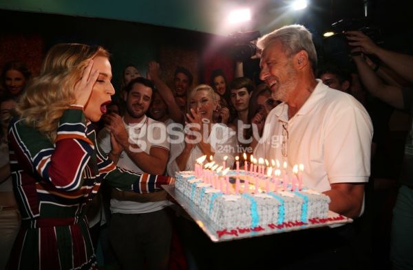 Ο πατέρας της πήγε στο θέατρο με τούρτα για τα γενέθλιά της...