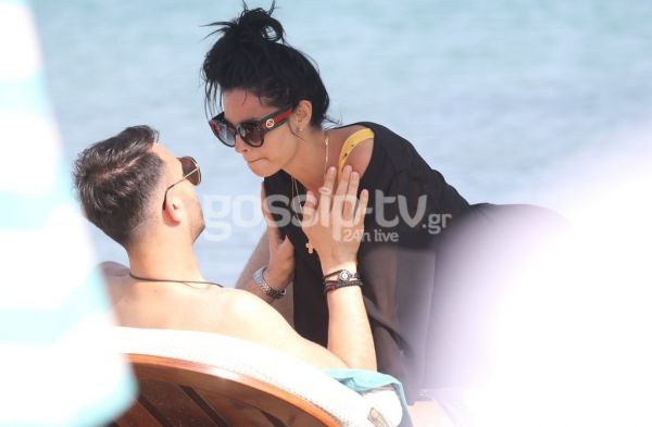 Ασυγκράτητο το ζευγάρι σε παραλία της Μυκόνου