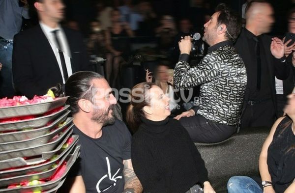 Ερωτευμένοι και αγκαλιασμένοι στα μπουζούκια! (pics)