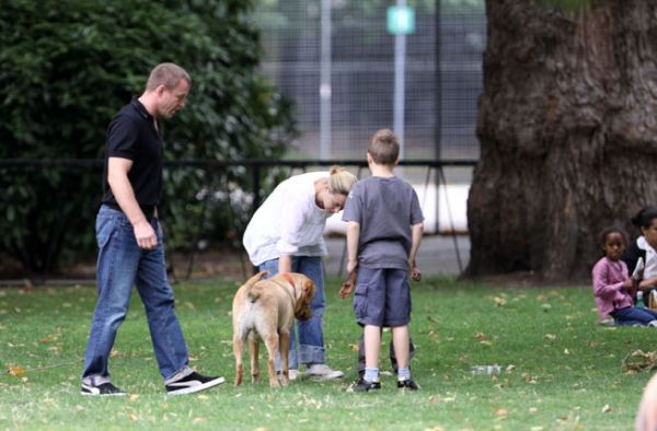 O Guy Ritchie με τους γιους του στο πάρκο