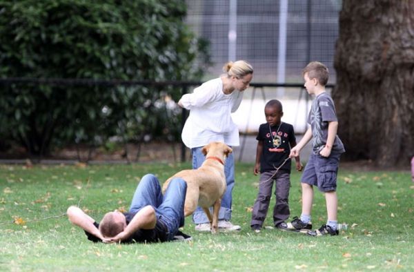 O Guy Ritchie με τους γιους του στο πάρκο