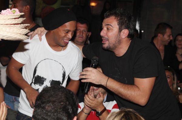 Όταν ο Ronaldihno παίρνει το μικρόφωνο