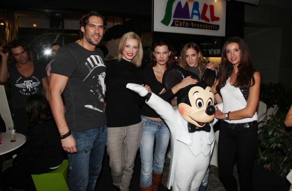 It’s party time για τους επώνυμους!