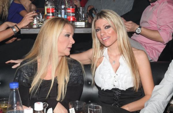 Τρεις κυρίες στα μπουζούκια!