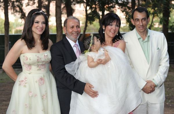 Καρέ-καρέ  η βάπτιση των διδύμων της Ελένης Τσαγκά