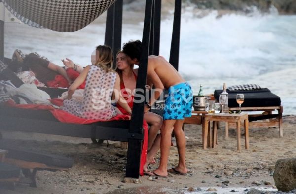 «Καυτά» φιλιά σε παραλία της Μυκόνου για τους...