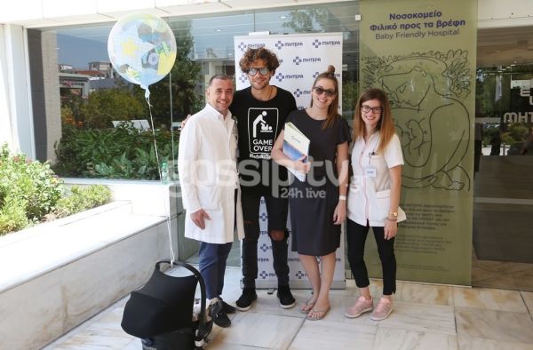 Εξιτήριο από το μαιευτήριο με τον γιο τους