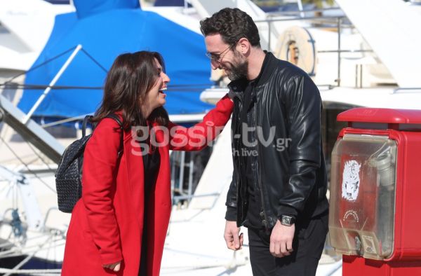 Ερωτευμένη η γνωστή τραγουδίστρια - Βόλτα με τον σύντροφό της στο Πασαλιμάνι