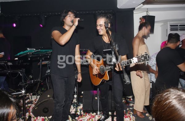 Ο Διονύσης Σχοινάς στη σκηνή με το γιο του