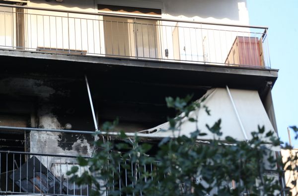 ΦΩΤΙΑ ΣΕ ΠΟΛΥΚΑΤΟΙΚΙΑ ΣΤΑ ΠΑΤΗΣΙΑ ΠΟΥ ΣΤΕΓΑΖΕΤΕ ΤΟ ΔΙΑΜΕΡΙΣΜΑ ΤΟΥ ΗΘΟΠΟΙΟΥ ΠΕΤΡΟ ΦΙΛΙΠΠΙΔΗ