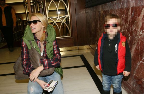 Νίκη Κάρτσωνα: Στο θέατρο με το γιο της