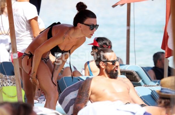 Έφτιαξε το μαγιό της και άρχισε τις αγκαλιές κάτω από την ομπρέλα