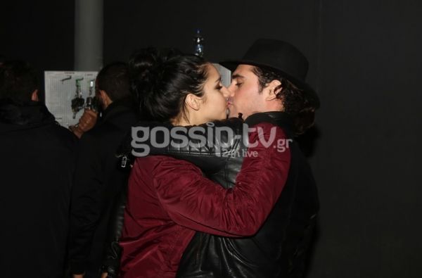 Τα παθιασμένα φιλιά Έλληνα ηθοποιού με τη νέα του σύντροφο