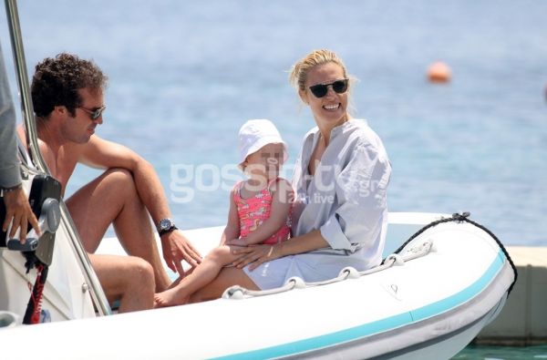 Καγιά –  Κρασσάς: Στην παραλία με την κόρη τους και η συνάντηση με τον Θεοδωρίδη