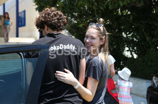 Εξιτήριο από το μαιευτήριο με τον γιο τους