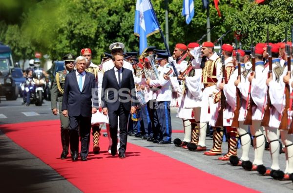 Μακρόν-Τρονιέ:  Η άφιξη τους στο Προεδρικό Μέγαρο- Έκλεψε τις εντυπώσεις η πρώτη κυρία της Γαλλίας