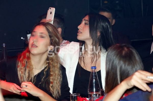 Δεν θα πιστέψετε τίνος τραγουδιστή είναι τα παιδιά – Έκανε πρεμιέρα με τα παιδιά του πρώτο τραπέζι