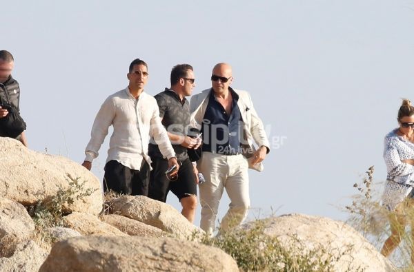 Billy Zane: Δείτε με ποιο ζευγάρι της ελληνικής σόουμπιζ έκανε βόλτες στη Μύκονο