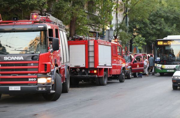 ΦΩΤΙΑ ΣΕ ΠΟΛΥΚΑΤΟΙΚΙΑ ΣΤΑ ΠΑΤΗΣΙΑ ΠΟΥ ΣΤΕΓΑΖΕΤΕ ΤΟ ΔΙΑΜΕΡΙΣΜΑ ΤΟΥ ΗΘΟΠΟΙΟΥ ΠΕΤΡΟ ΦΙΛΙΠΠΙΔΗ